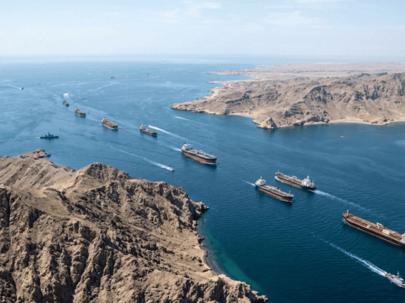 ترامب يهدد إيران بضربة أشد بكثير في حال تعطيل النفط العالمي