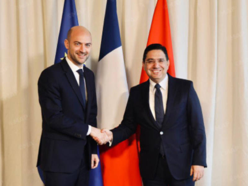 مباحثات مغربية-فرنسية حول العلاقات الثنائية والقضايا الإقليمية على هامش قمة الطاقة النووية بباريس