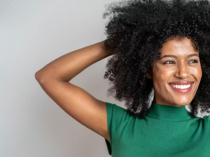 عندما تضعف الشعرة… كيف نستعيد قوة الشعر وكثافته؟