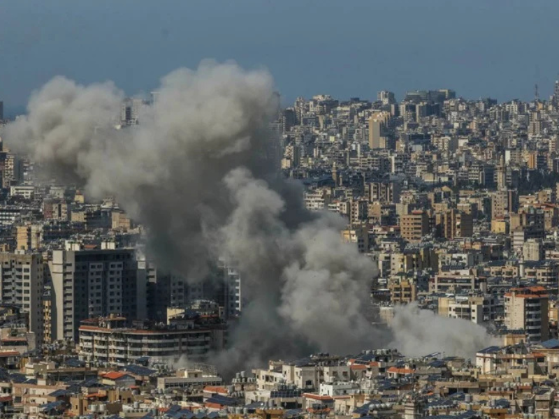 العدوان الإسرائيلي يدمر مستودع كتب المركز الثقافي للكتاب في بيروت