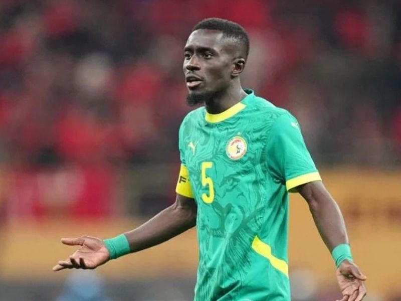 إدريسا غيي يبدي استعداده لإعادة الميداليات بعد قرار الكاف