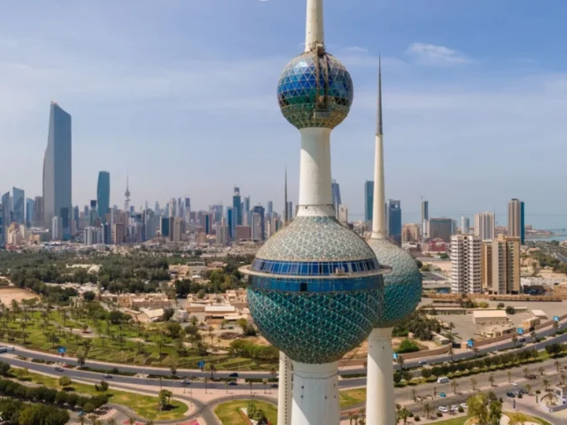 شظايا القصف توقف 7 خطوط لنقل الكهرباء في الكويت