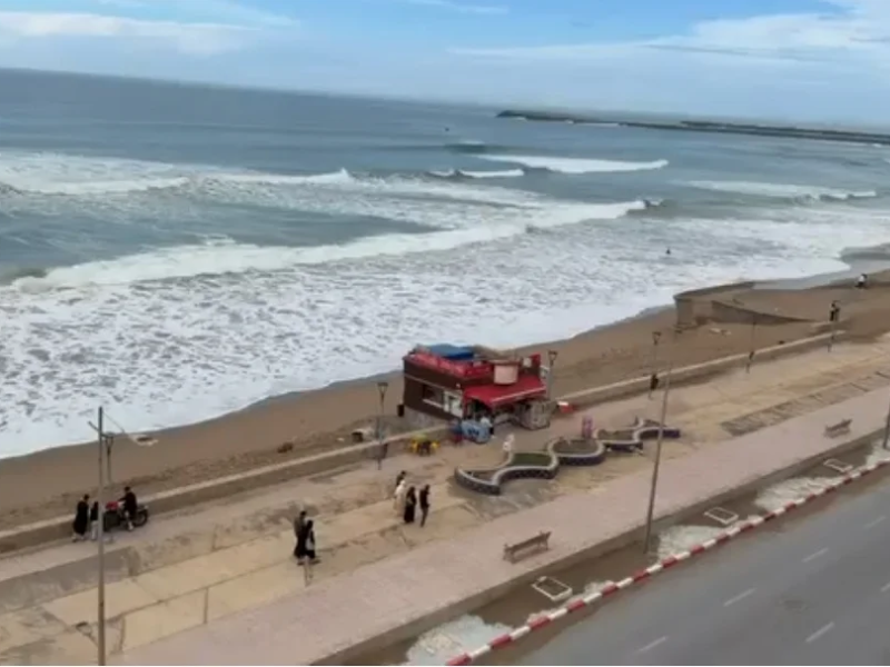 انجراف الرمال وارتفاع مياه شاطئ مهدية  يهددان البنيات التحتية في القنيطرة