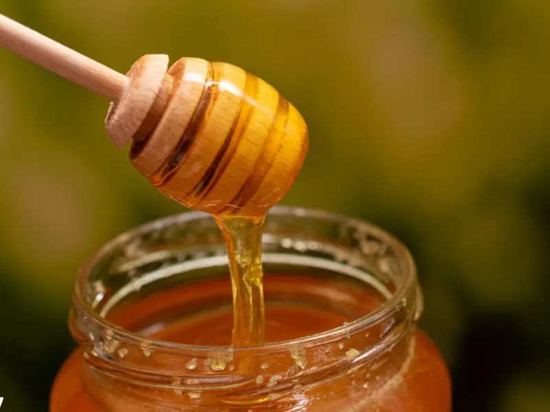العسل أم المربى على الخبز؟ دليلك لاختيار الإضافة الصحية الأفضل