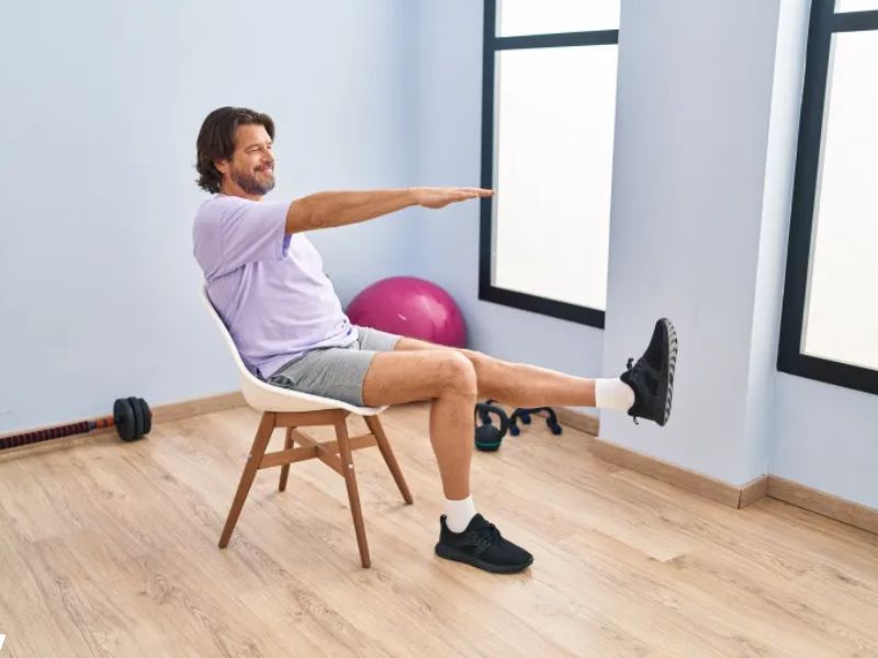 5 دقائق على الكرسي تنعش جسدك: تمارين جلوس سهلة لكل الأعمار