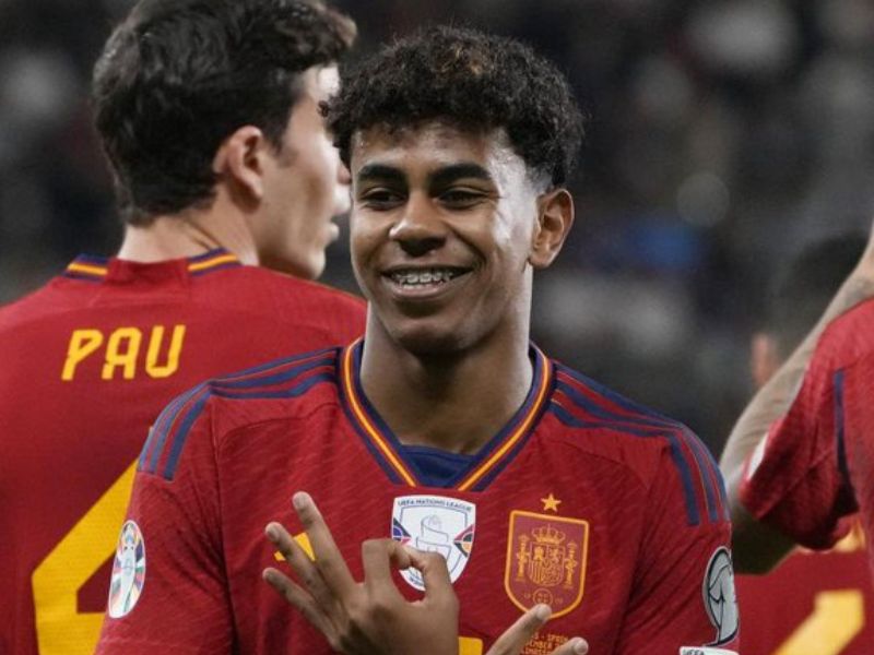 لويس دي لا فوينتي يشيد بالموهبة الشابة لامين يامال ويصفه بـالجوهرة السحرية