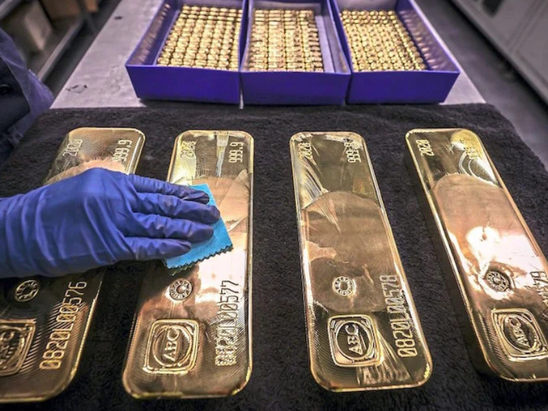 ​الذهب يتراجع محدوداً وسط صعود أسعار الطاقة وتراجع الدولار