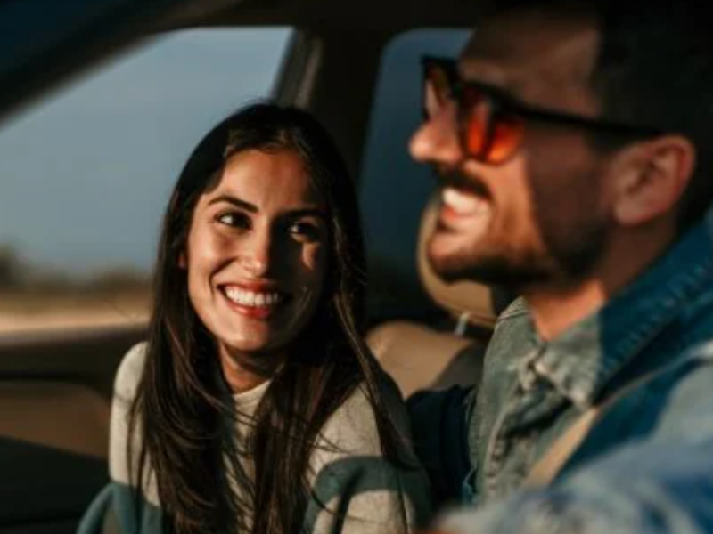 الجاذبية البدنية تتفوق على الذكاء والاستقرار في اختيار الشريك العاطفي