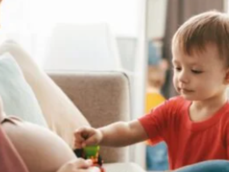 الحمل الثاني: كيف يعيد دماغ الأم برمجته لإدارة عدة أطفال