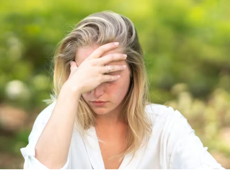 كآبة الربيع: بين الطبيعة والتغيرات النفسية والهرمونية