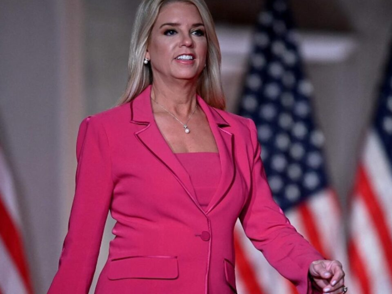 ترامب يقيل بام بوندي ويعين محاميه السابق على رأس وزارة العدل