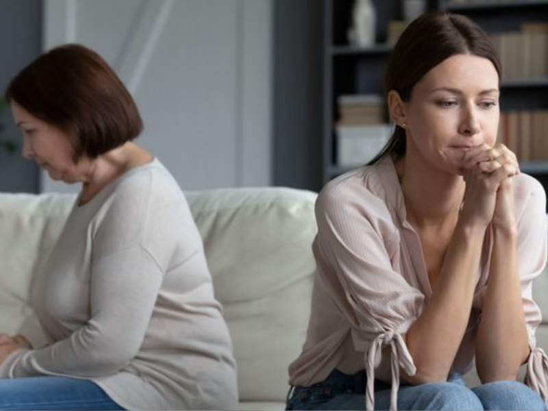 خمسة علامات تشير إلى أنك نشأت مع أحد الوالدين غير المستقر عاطفيًا