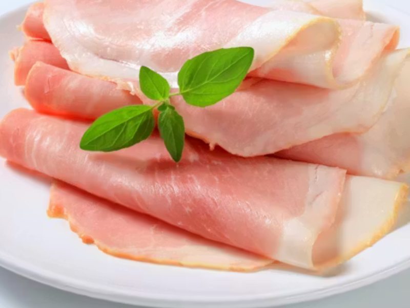 تحذير صحي: استدعاء شرائح لحم الخنزير الأبيض من متاجر Intermarché في فرنسا