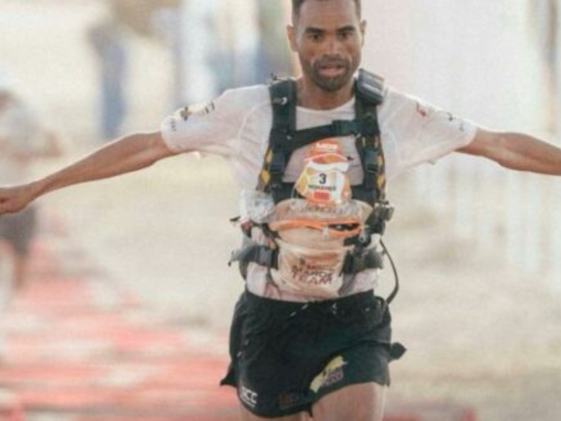 محمد المرابطي يتوج بلقب ماراطون الرمال في نسخته الأربعين