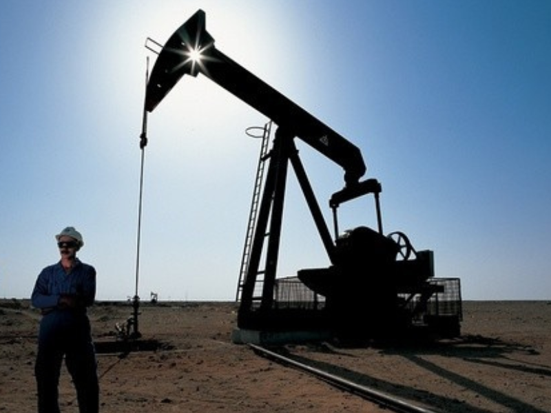 أسعار النفط تتجاوز 100 دولار للبرميل وسط توترات الشرق الأوسط