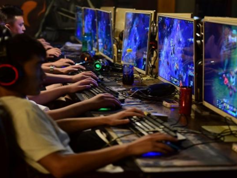 غرامات تصل إلى مليون درهم..مقترح قانون جديد لتقييد ولوج القاصرين إلى منصات الألعاب الإلكترونية