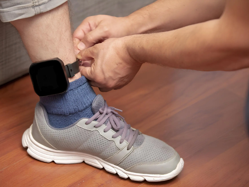 وهبي ولقجع يوقعان قرارا مشتركا يحدد كلفة السوار الإلكتروني في 70 درهماً لليوم الواحد