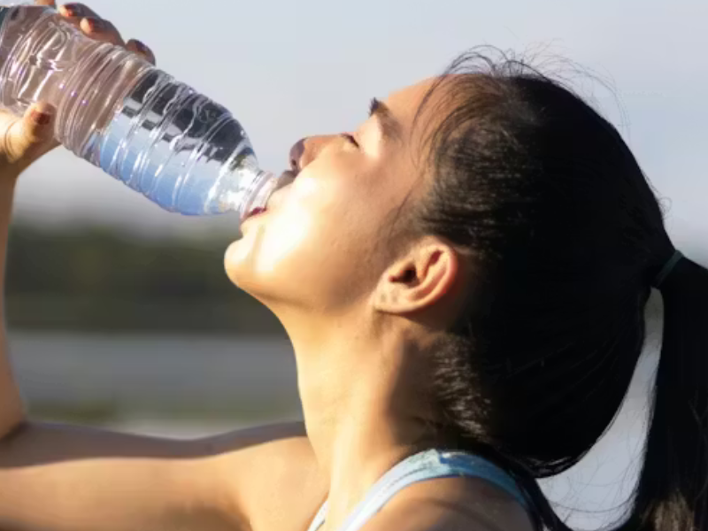 إعادة استعمال قناني الماء البلاستيكية: بين عادة شائعة ومخاطر صحية محتملة