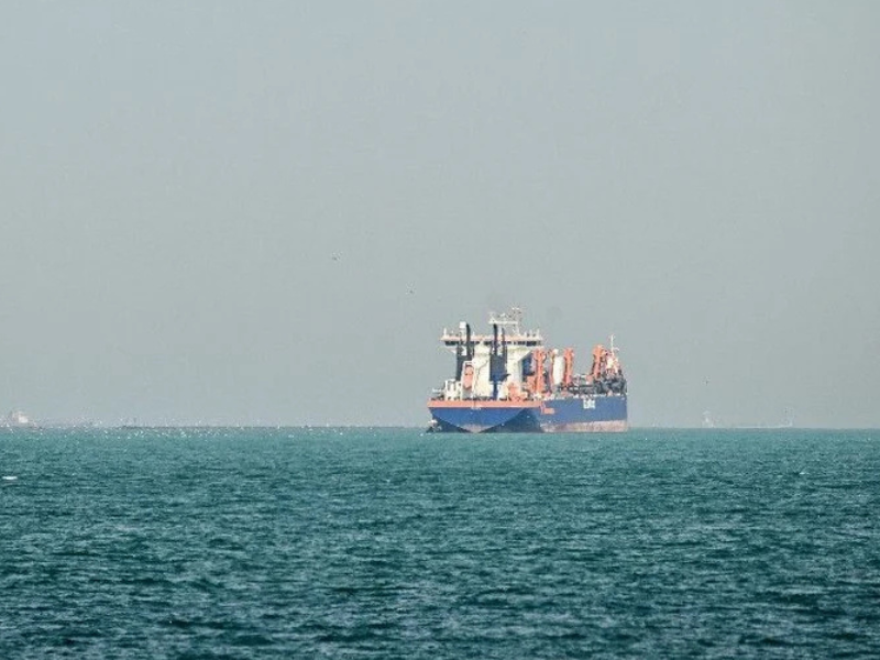 حادث بحري قبالة عُمان يفاقم التوتر في الممرات الاستراتيجية للملاحة الدولية