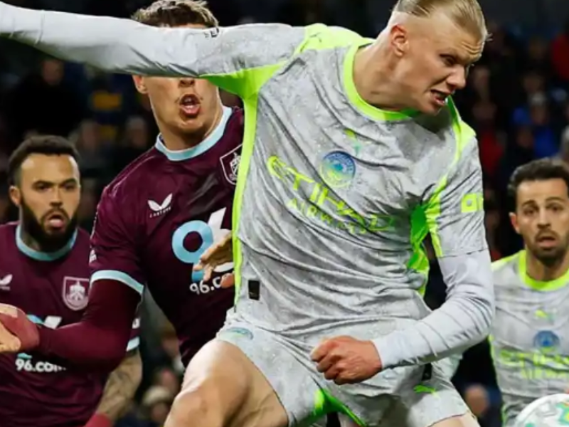 مانشستر سيتي ينتزع الصدارة بصعوبة ويعمّق جراح بيرنلي بالهبوط