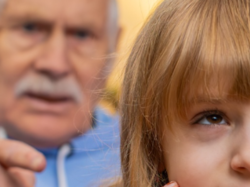 الأجداد الأكثر حباً لأحفادهم: 10 سلوكيات يتجنبونها لضمان علاقة صحية ودافئة