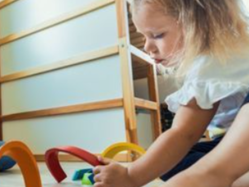 طفلك لا يستطيع اللعب بمفرده؟ إليك ما قد يساعدك