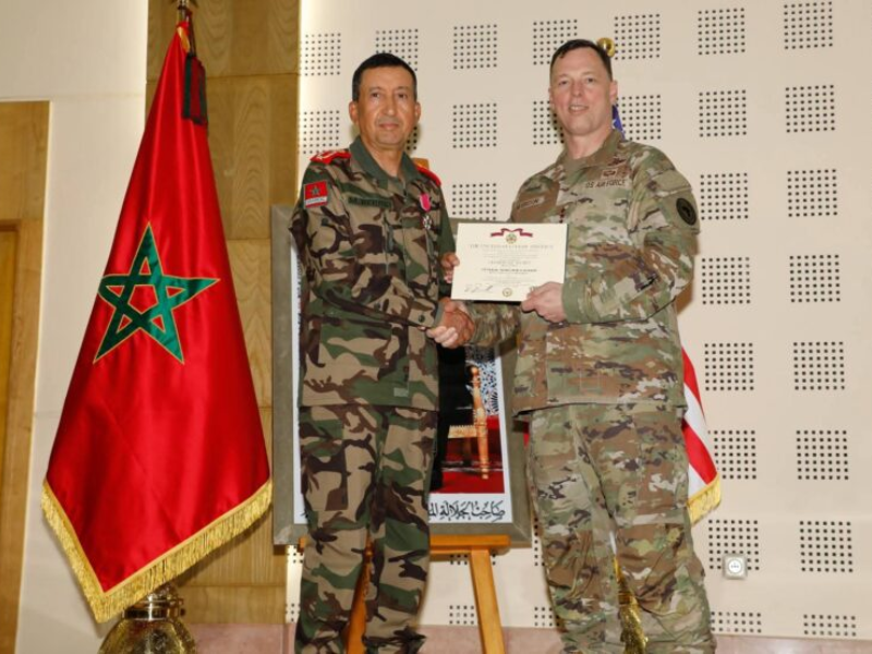لقاء عسكري بالمنطقة الجنوبية بين بريظ وقائد "أفريكوم" وتكريم أمريكي للمسؤولين المغاربة