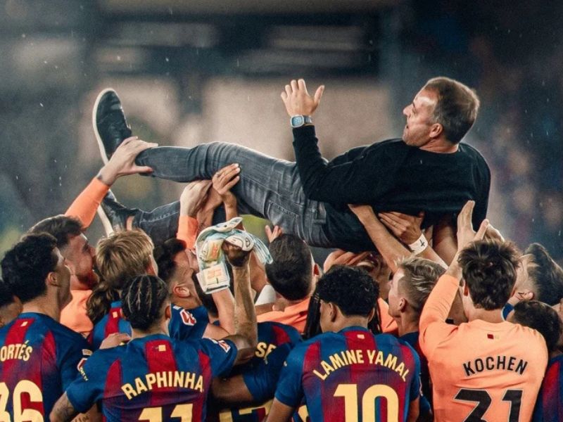 رسمياً: هانزي فليك يجدد عهده مع برشلونة حتى 2028 بشروط مرنة.