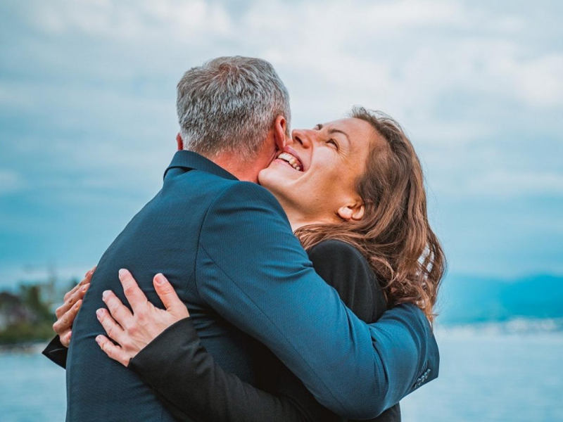 لماذا يعتبر العلماء العناق مفيداً للصحة النفسية؟