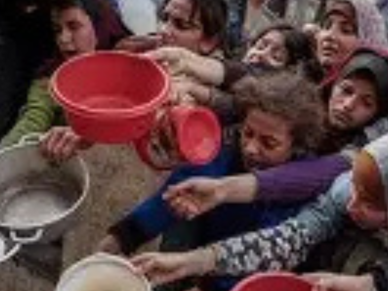 استنكار فلسطيني واسع لقرار وقف إمدادات الطعام لمخيمات النزوح وتحذيرات من تفاقم الأزمة الإنسانية
