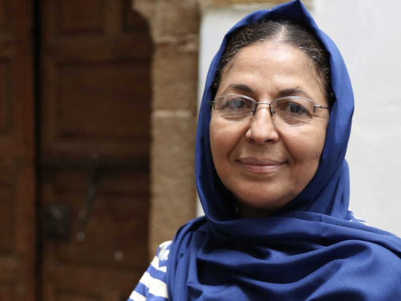 فضيلة بنموسى تكشف إصابتها بالسرطان في لحظة مؤثرة خلال تقديم فيلم «الخطابة»