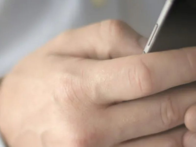 "Fexting".. عندما تتحول الرسائل النصية إلى ساحة للخلاف بين الأزواج