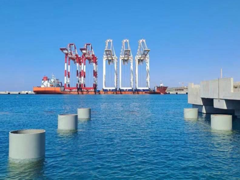 تركيب أول 3 رافعات عملاقة بميناء الناظور غرب المتوسط