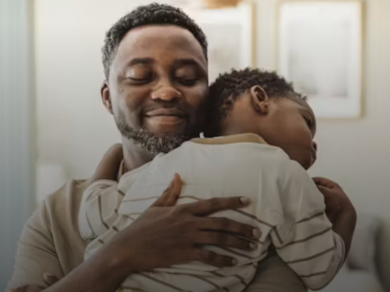 ثلاث عبارات يسمعها الأطفال الذين يثقون بوالديهم... سرّ العلاقة الأسرية المتينة