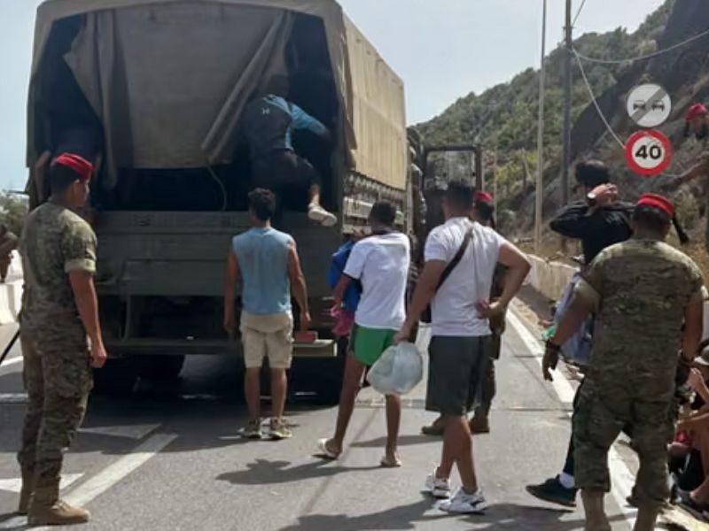 الجيش الإسباني ينقل مئات المهاجرين المغاربة إلى معبر تاراخال بعد اقتحام سبتة المحتلة
