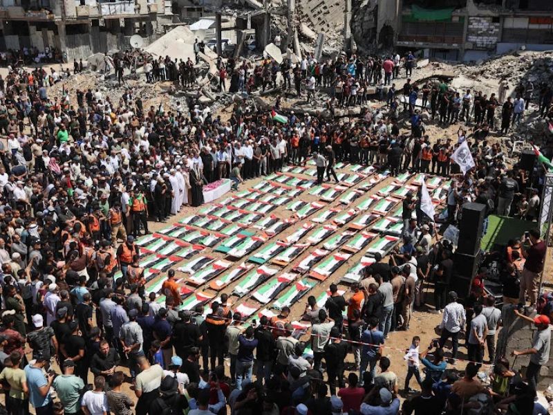 بعد نحو ثلاث سنوات تحت الأنقاض.. تشييع رفات 112 فرداً من عائلة واحدة في غزة