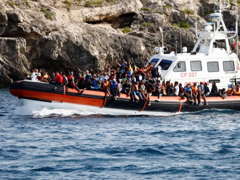إيطاليا تفكك شبكة دولية لتهريب المهاجرين بين الجزائر وسردينيا وفرنسا