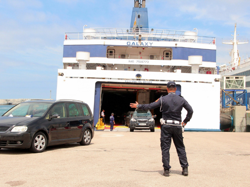 تحقيق أمني بطنجة يكشف شبهات تورط شرطي في محاولة تهريب 13 كيلوغراما من الشيرا نحو أوروبا