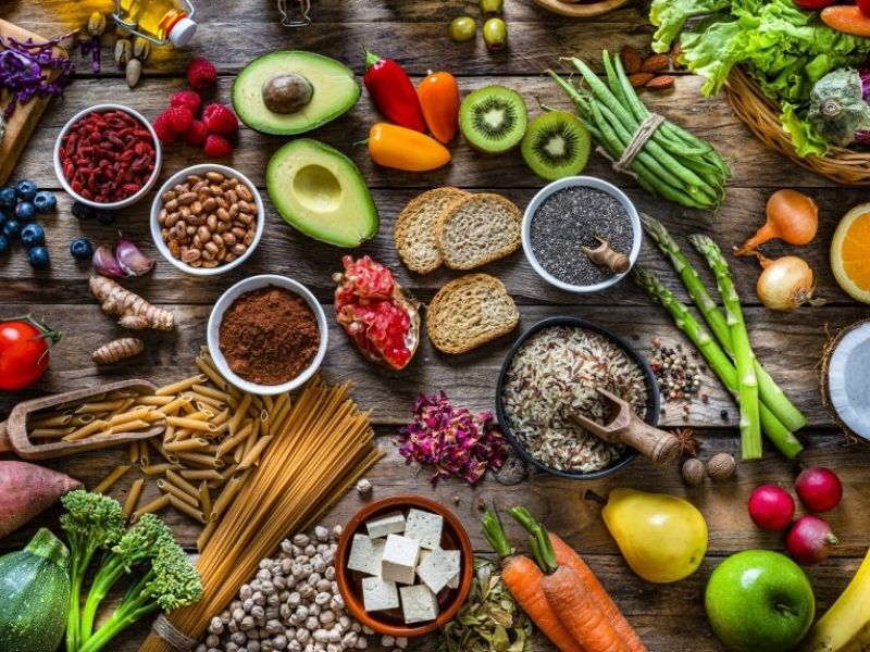 صحة الأمعاء تبدأ من الطبق.. أطعمة أساسية لدعم البكتيريا النافعة