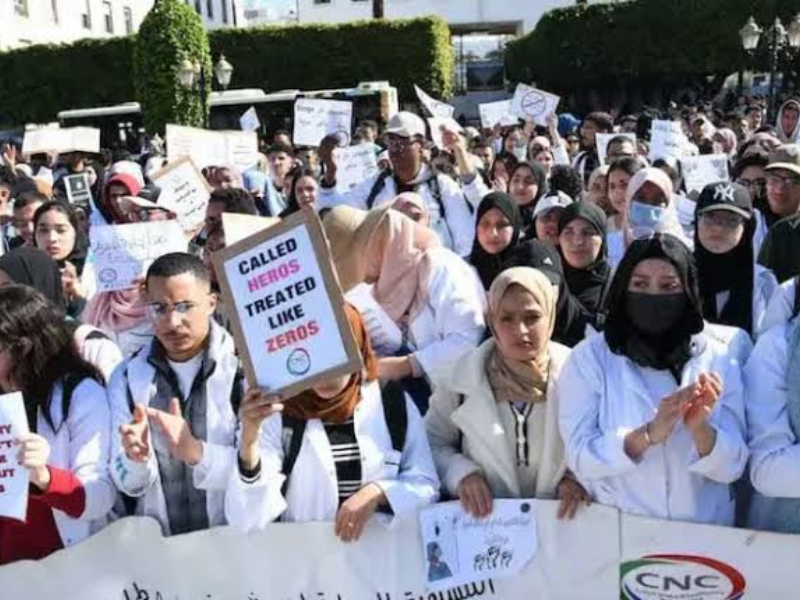 خريجو وطلبة التمريض بفاس-مكناس يصعّدون احتجاجاتهم للمطالبة بالتوظيف وتسوية المستحقات