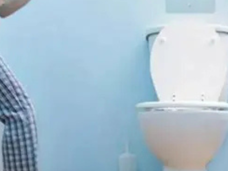 التبول جلوسًا عند الرجال.. هل له فوائد صحية؟