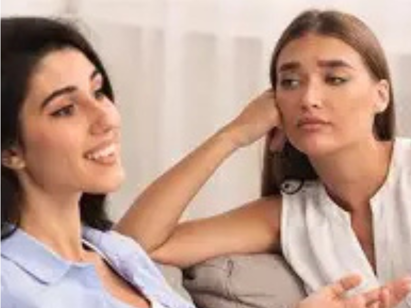 حين تختبئ الغيرة خلف عبارة تبدو عادية.. ماذا تكشف بعض الملاحظات اليومية؟