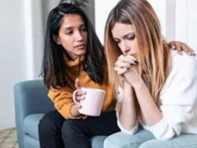 تحب أصدقاءك لكنك لا تملك طاقة لرؤيتهم.. ماذا يقول هذا التناقض عن علاقاتنا؟