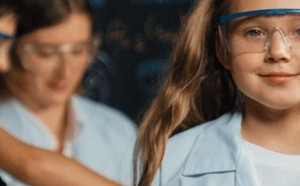 ست علامات تشير إلى نضج الطفل العاطفي بحسب خبيرة تربية