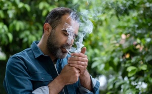 خديعة الإرادة: لماذا يعود الرجل دائماً إلى عاداته القديمة؟