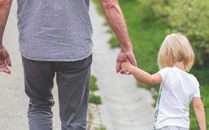 ​دور الأجداد في رعاية الأحفاد يحمي من تراجع القدرات العقلية