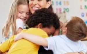 كيف تصنع التربية الإيجابية أطفالًا لطفاء وواعين: 13 طريقة وفق الخبراء