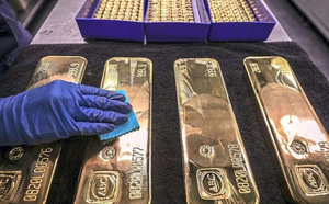 ​الذهب يتراجع محدوداً وسط صعود أسعار الطاقة وتراجع الدولار