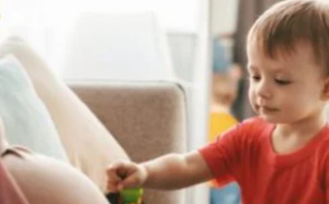 الحمل الثاني: كيف يعيد دماغ الأم برمجته لإدارة عدة أطفال