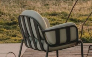 كراسي خارجية أنيقة ومريحة: لمسة أساسية لحديقة مثالية في فصل الربيع